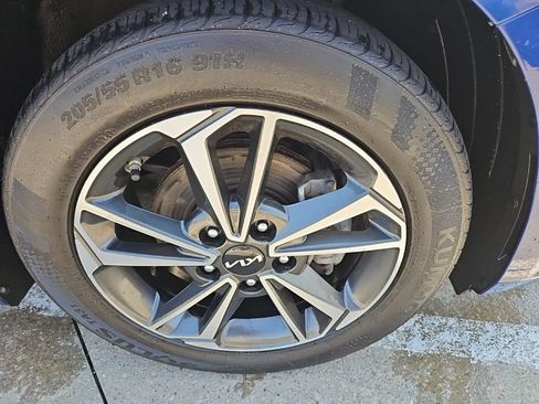 Used 2023 Kia Forte LXS w/ LXS Technology Package FWD image 4
