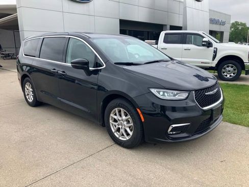 Used 2023 Chrysler Pacifica Touring-L FWD image 3