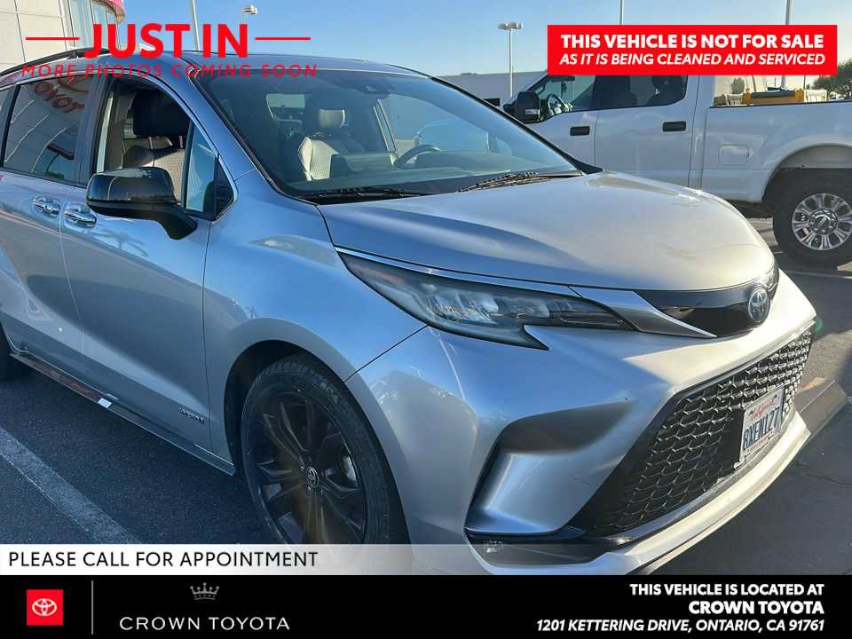 Used 2021 Toyota Sienna XSE w/ XSE Plus Package FWD image 3