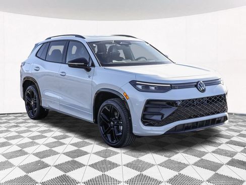 Certified 2026 Volkswagen Tiguan SE R-Line AWD/4WD image 11