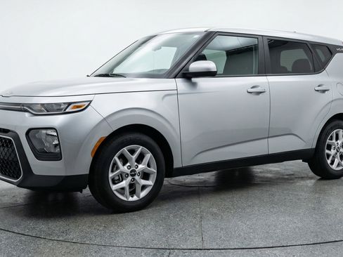 Used 2025 Kia Soul LX w/ LX Technology Package FWD image 3