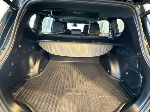 Used 2018 Toyota RAV4 SE image 20