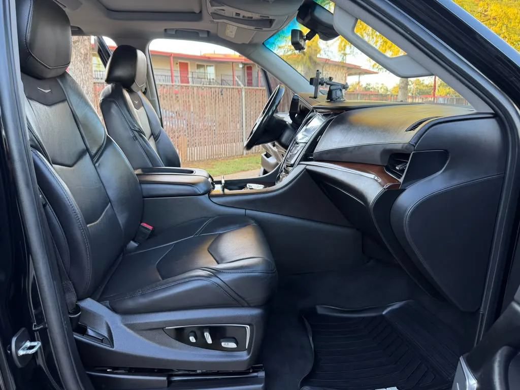 Used 2018 Cadillac Escalade Premium Luxury RWD image 10