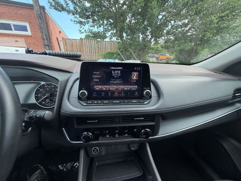 Used 2023 Nissan Rogue S FWD image 17