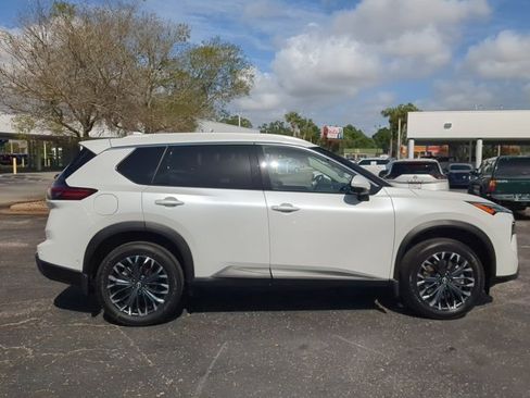 Certified 2025 Nissan Rogue SL w/ Tech Package FWD image 3
