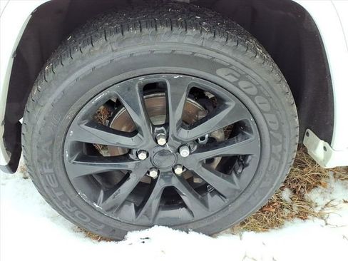 Used 2020 Jeep Grand Cherokee Altitude image 3