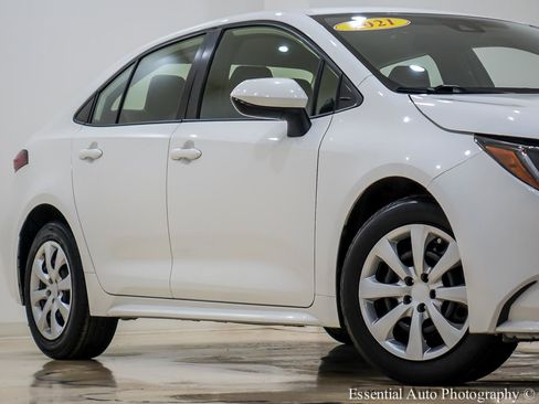 Used 2021 Toyota Corolla LE image 4
