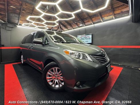 Used 2013 Toyota Sienna XLE image 1