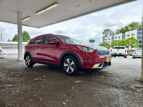 Used 2017 Kia Niro EX FWD image 7
