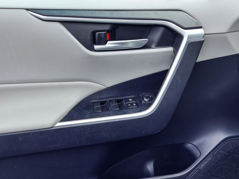 Used 2019 Toyota RAV4 XLE w/ Convenience Package FWD image 11