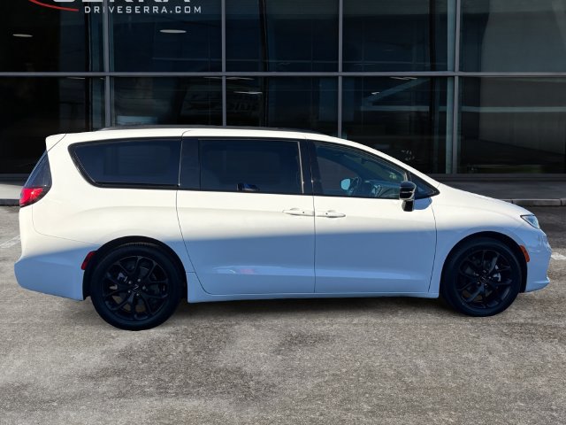 Used 2025 Chrysler Pacifica Limited FWD image 6