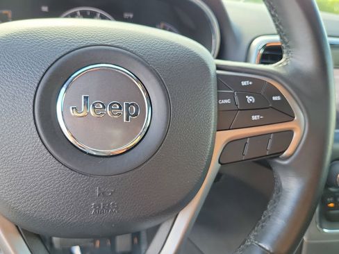 Used 2019 Jeep Grand Cherokee Laredo image 24
