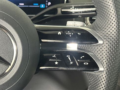 Used 2025 Mercedes-Benz GLC 300 4MATIC image 28