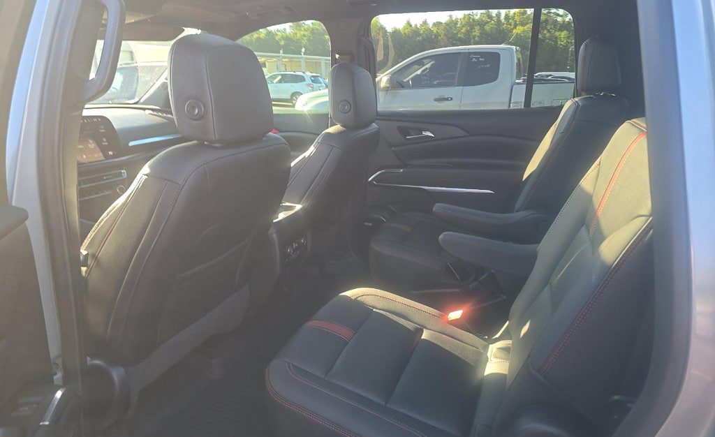 Used 2024 Chevrolet Traverse RS FWD image 5