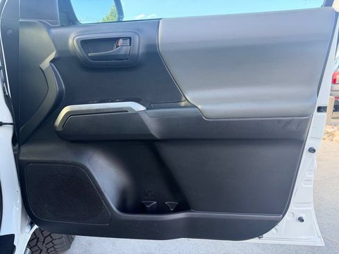 Used 2020 Toyota Tacoma SR5 AWD/4WD image 27