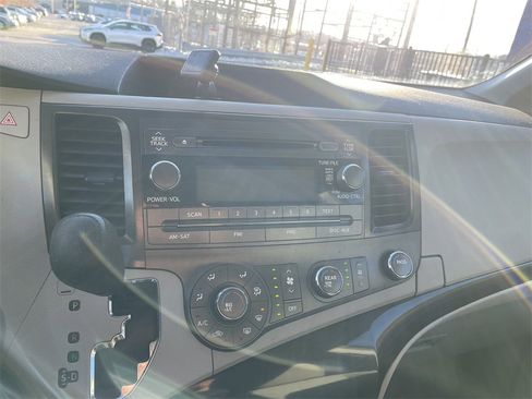 Used 2011 Toyota Sienna image 18
