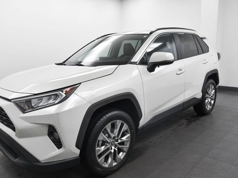 Used 2021 Toyota RAV4 XLE Premium image 3