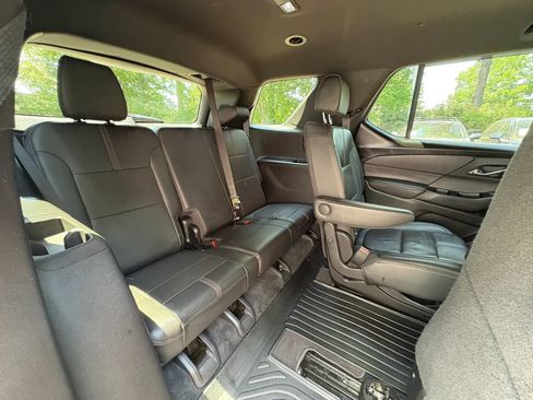 Used 2022 Chevrolet Traverse RS w/ LPO, 'HIT The Road' Package FWD image 19