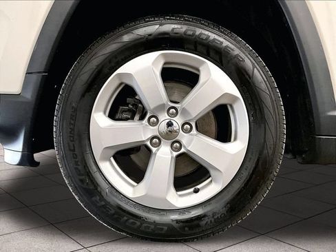 Used 2018 Jeep Compass Latitude w/ Popular Equipment Group AWD/4WD image 9