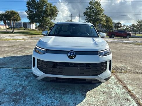 Used 2025 Volkswagen Tiguan SE AWD/4WD image 8