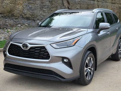 Used 2025 Toyota Highlander XLE FWD image 4