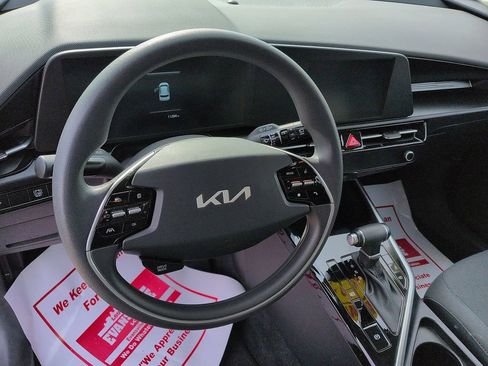 Used 2025 Kia Niro LX image 9