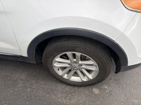 Used 2015 Ford Explorer XLT w/ Equipment Group 202A AWD/4WD image 9