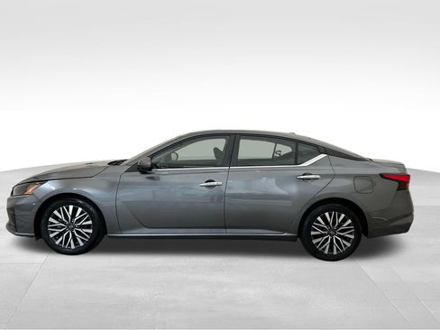 Used 2023 Nissan Altima 2.5 SV FWD image 2