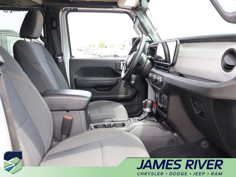 Used 2024 Jeep Gladiator Sport AWD/4WD image 9