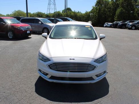 Used 2018 Ford Fusion SE w/ Equipment Group 201A FWD image 9