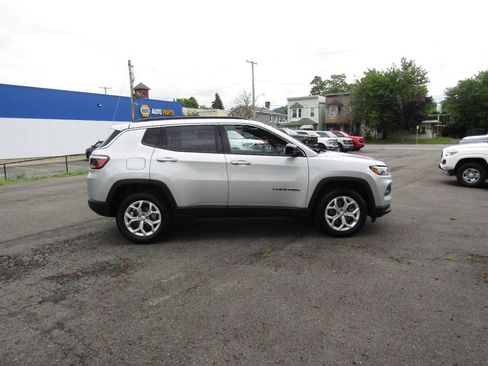 Used 2024 Jeep Compass Latitude AWD/4WD image 8