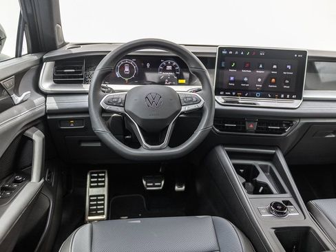 New 2026 Volkswagen Tiguan SE R-Line FWD image 6