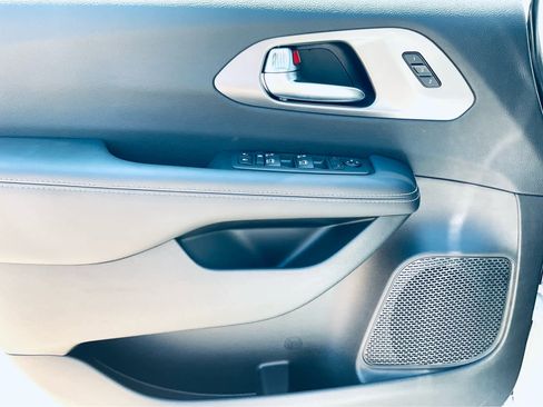 New 2025 Chrysler Pacifica Select image 49