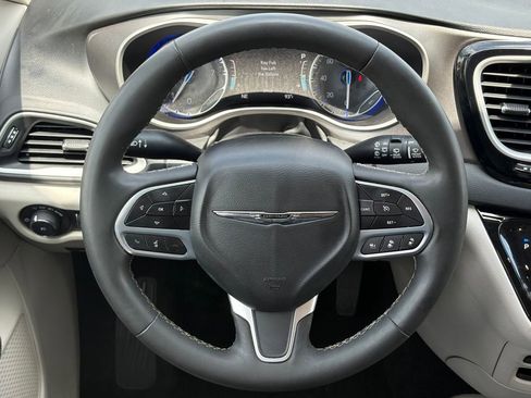Used 2023 Chrysler Pacifica Touring-L FWD image 32