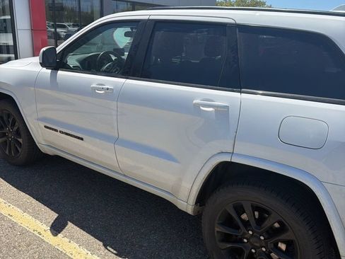 Used 2021 Jeep Grand Cherokee Laredo X AWD/4WD image 4