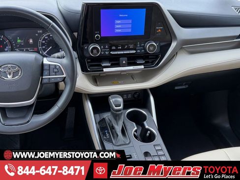 Used 2024 Toyota Highlander XLE image 17