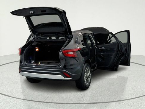 Used 2024 Chevrolet Trax LT w/ Sunroof Package FWD image 12