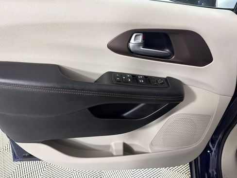 Used 2017 Chrysler Pacifica Touring-L FWD image 10