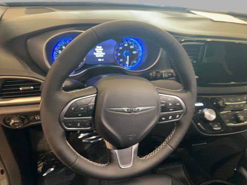 Used 2026 Chrysler Pacifica Select image 31