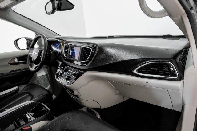 Used 2019 Chrysler Pacifica Touring-L FWD image 10