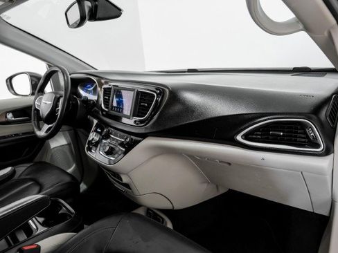 Used 2019 Chrysler Pacifica Touring-L FWD image 10