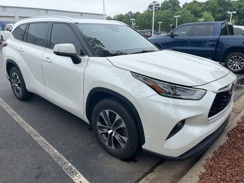 Used 2021 Toyota Highlander XLE FWD image 2