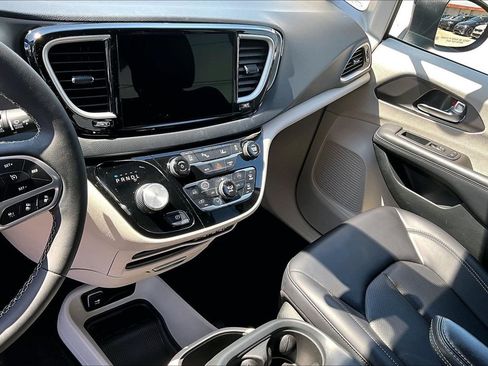 Used 2023 Chrysler Pacifica Touring-L FWD image 18