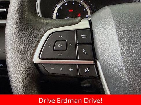 Used 2023 Toyota Highlander FWD image 13