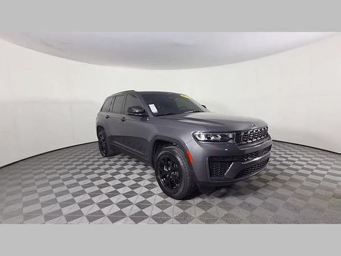 Used 2026 Jeep Grand Cherokee Altitude RWD image 34