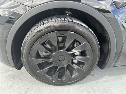 Used 2022 Tesla Model Y Long Range image 19