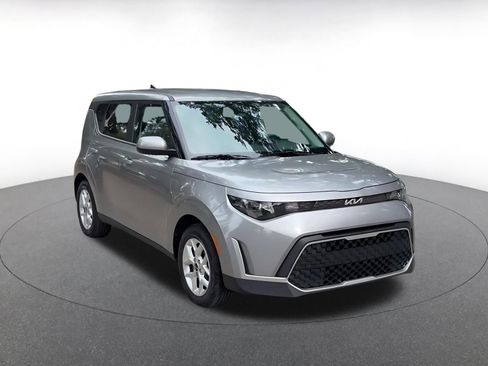 Used 2025 Kia Soul LX w/ LX Technology Package FWD image 3