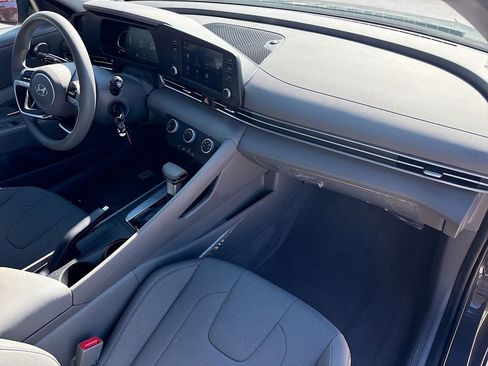 Certified 2025 Hyundai Elantra SE image 27