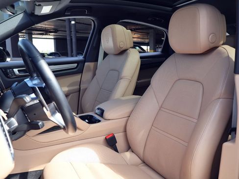 Certified 2023 Porsche Cayenne Platinum Edition AWD/4WD image 5