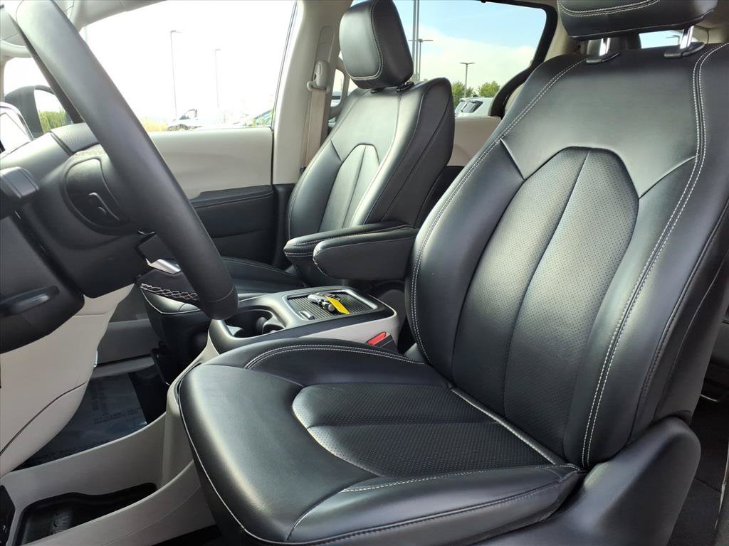 Used 2023 Chrysler Pacifica Touring-L FWD image 23